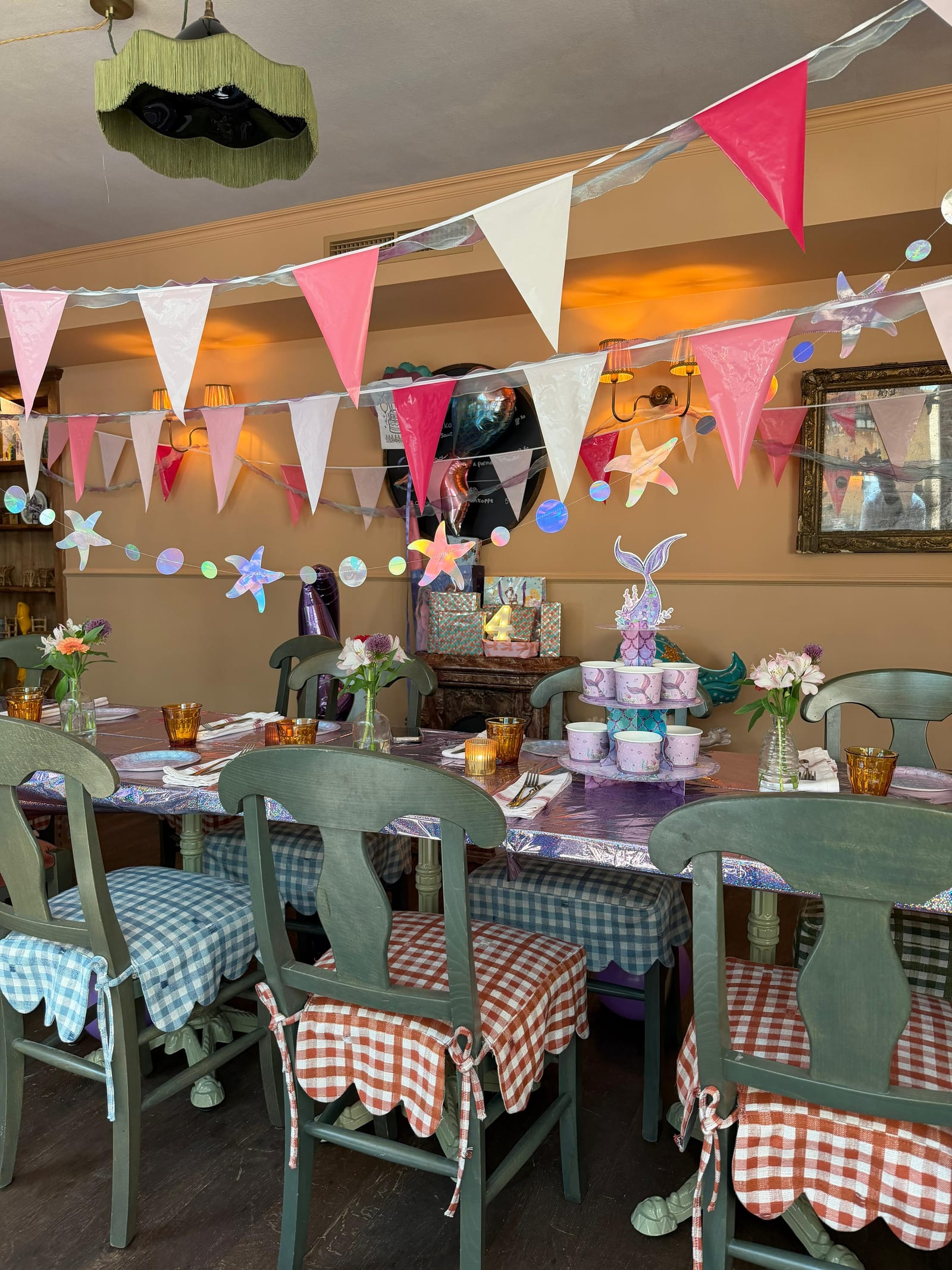 Feesttafel met slingers, servies en aankleding klaar voor een kinderfeest