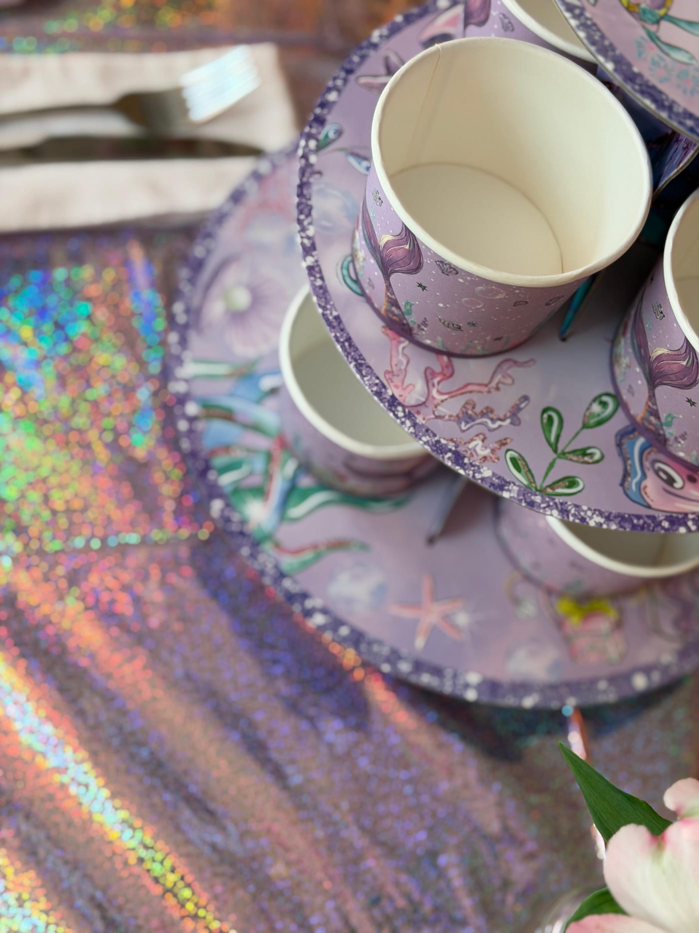 Holografische feestaankleding met borden en servetten