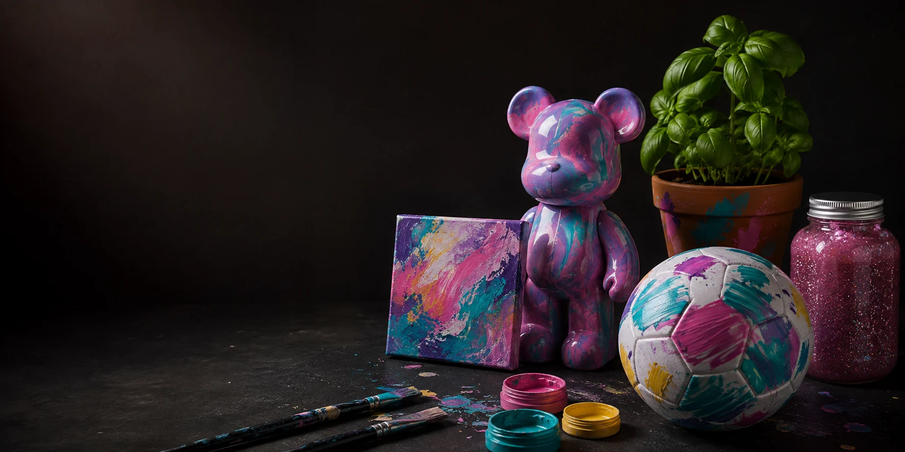 Vijf voorbeelden bij elkaar: een art bear, beschilderde bal, canvas, plantpot en pot slijm