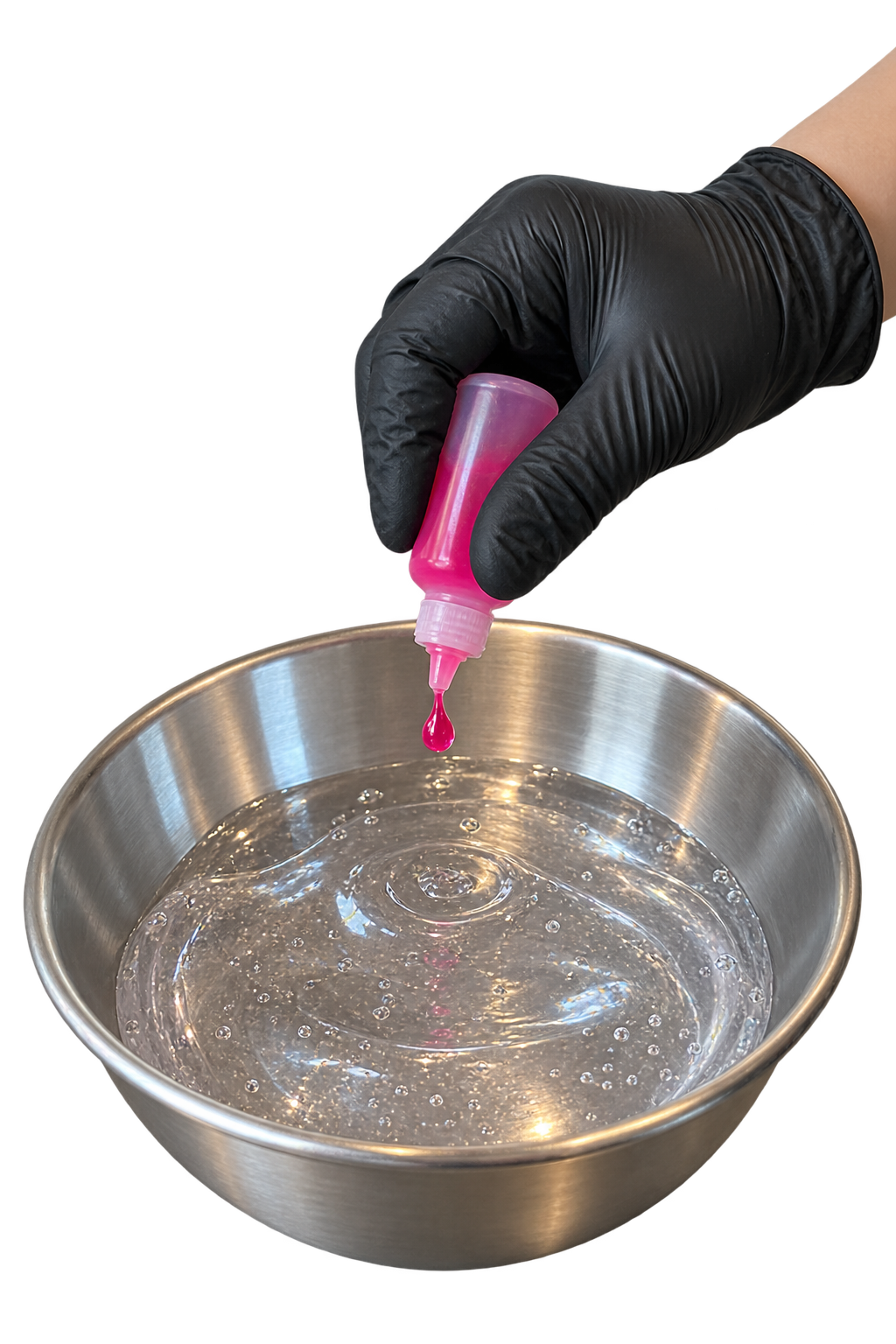 Een handschoen die roze kleurstof aan een slijmbasis toevoegt